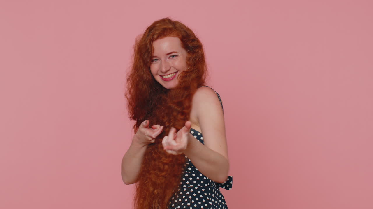 미 젊은 여성이 상상의 비현실적인 보이지 않는 로프를 당겨서 그녀가 얼마나 건하고 강한지 보여줍니다.