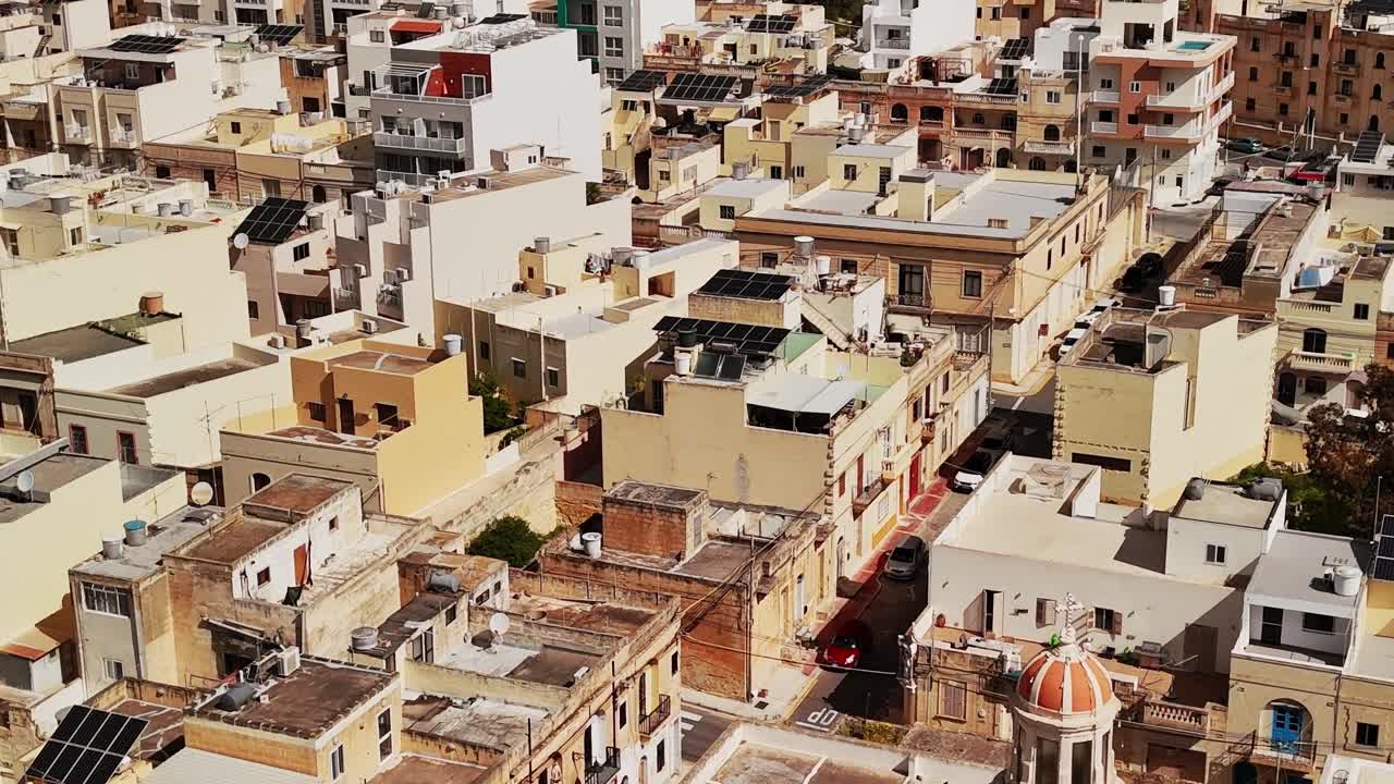 Vista di antichi edifici con cupole a Malta durante il giorno
