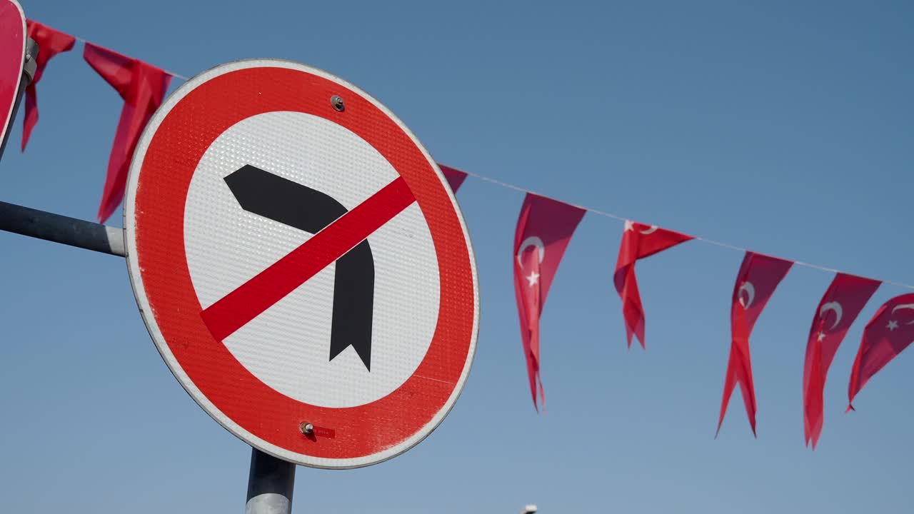 Nessun segno di svolta a sinistra