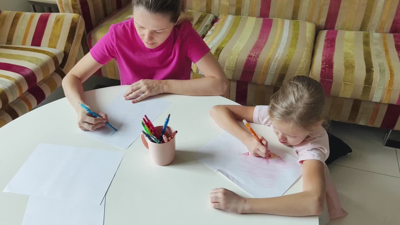 어머니 와 딸 이 집 에서 함께 그림 을 그리고 있다