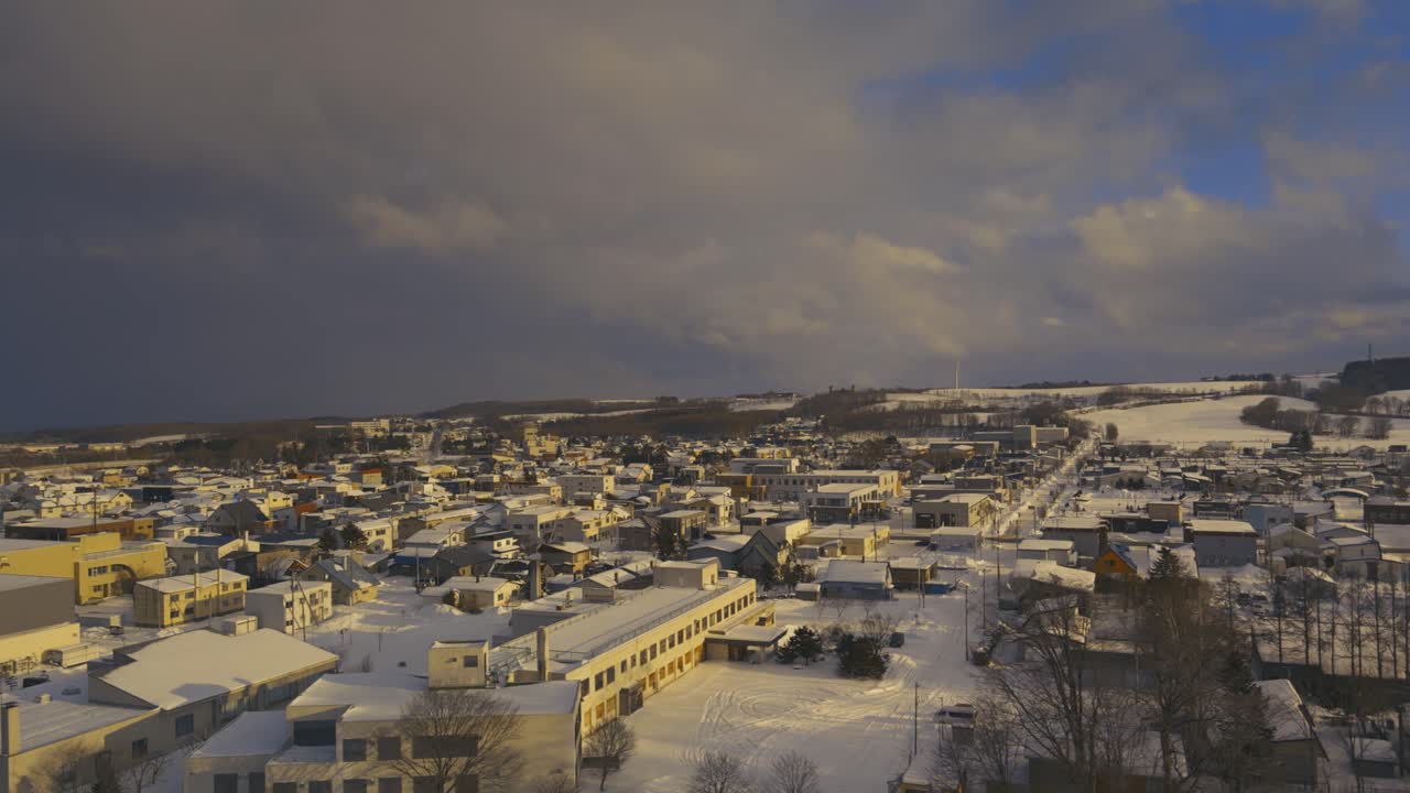 홋카이도의 눈 덮힌 오코페 마을 위의 공중