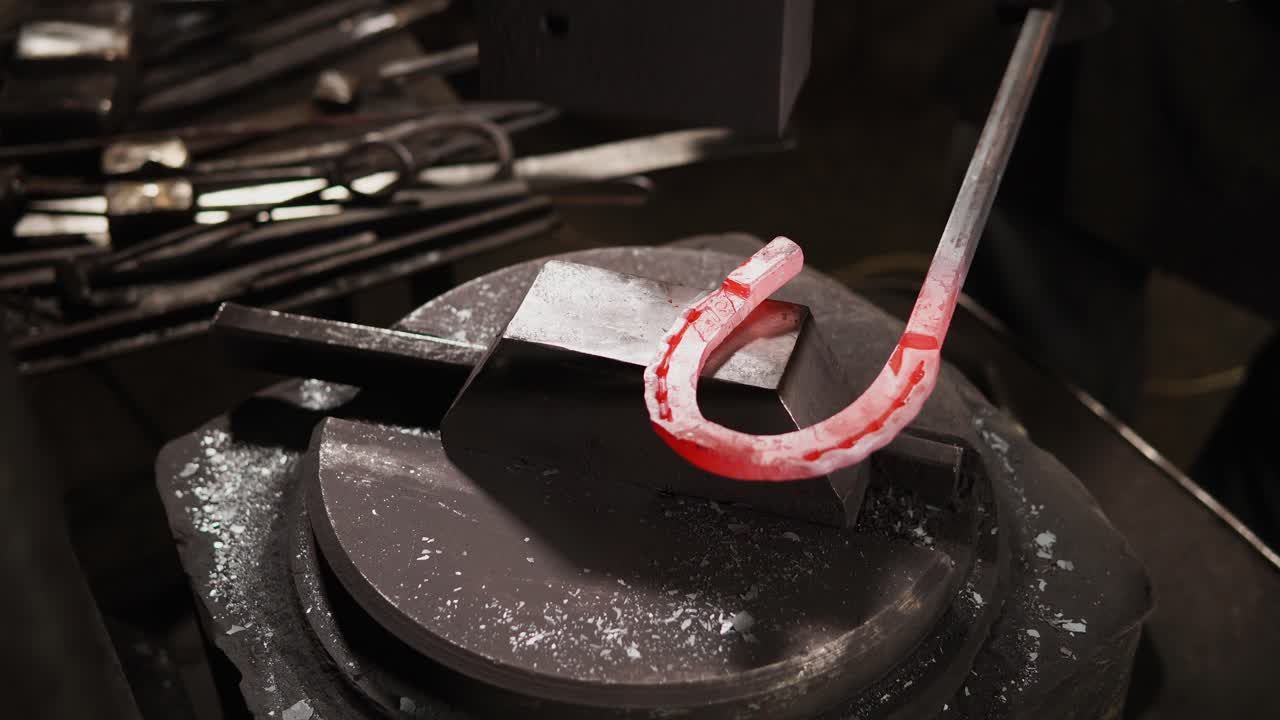 un herrero forjando una herradura