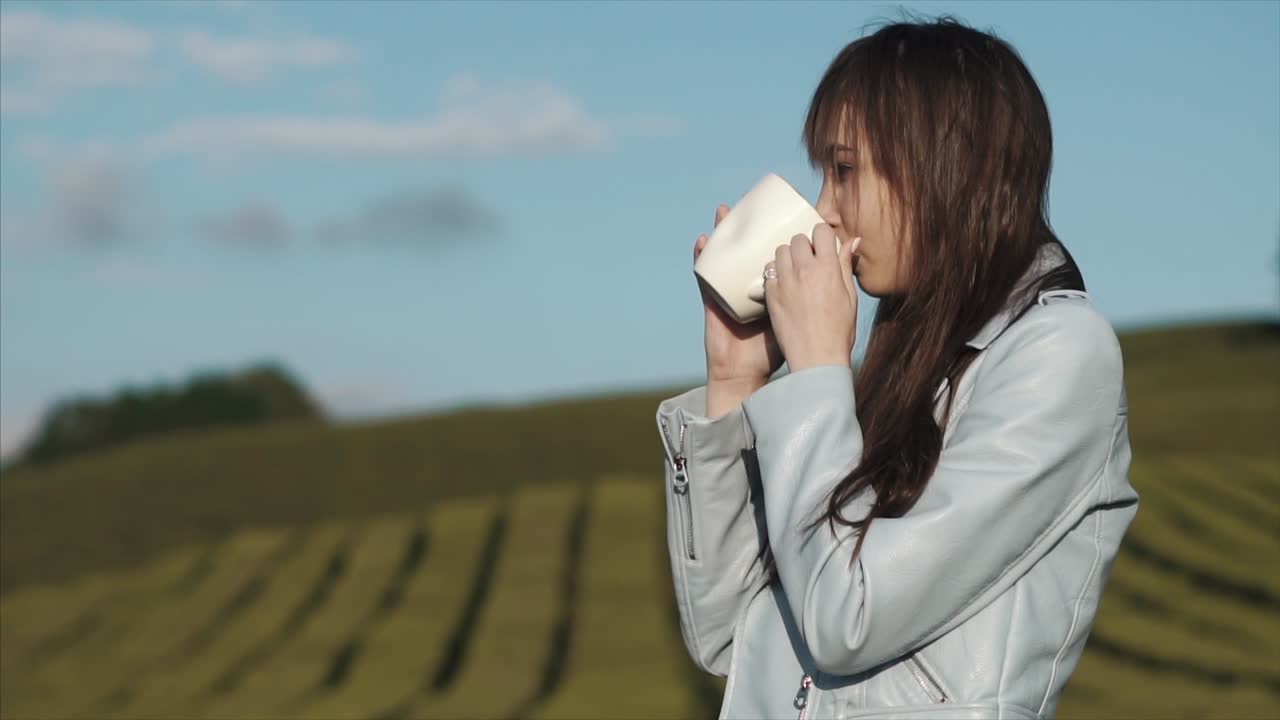 차 농장 에서 술 을 마시는 여자