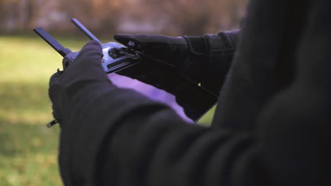 volar un dron en el parque