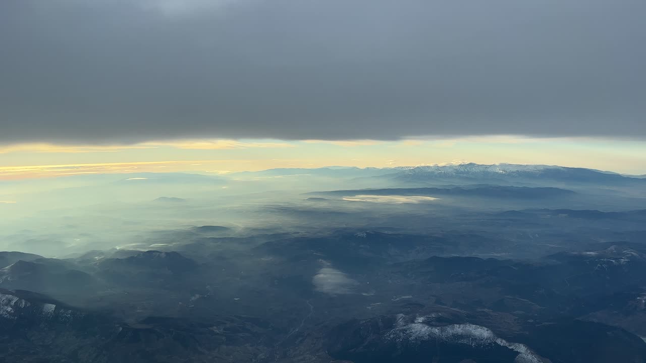 el punto de vista de un piloto de sierra nevada, en españa, en un frío día de invierno con un cielo espectacular