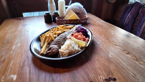 Trucha-Al-Horno-Servida-Con-Ensaladas-Mixtas,-Papas-Fritas-Y-Limón