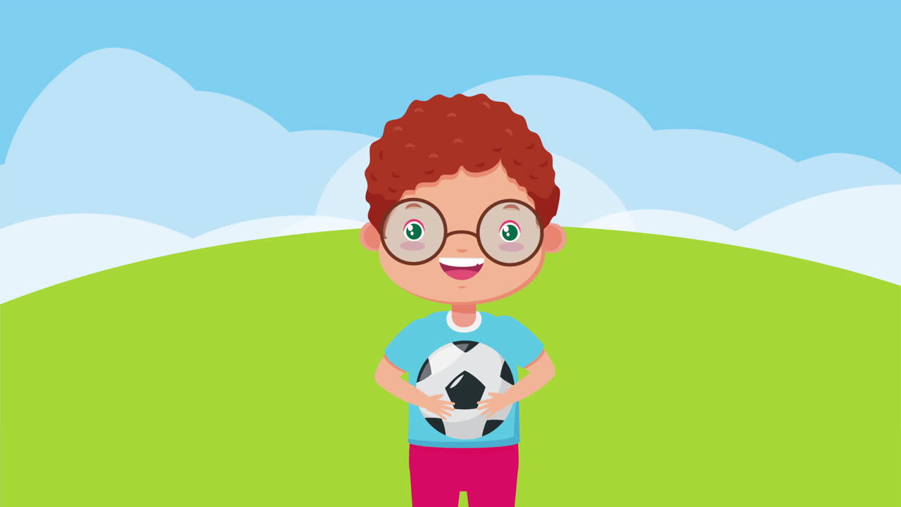 um menino bonito com um personagem de balão de futebol