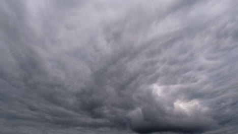 Lapso-De-Tiempo-Del-Cielo-Nublado-Oscuro-En-Movimiento