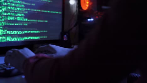 Programador-Hacker-Solitario-Rodeado-De-Interfaz-De-Códigos-De-Programación-En-Un-Entorno-Oscuro-Del-Ciberespacio.