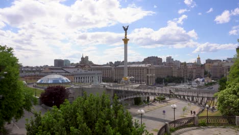 plaza de la independencia en el centro de la ciudad de kiev en un día soleado. 4k
