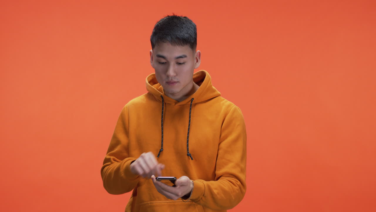 스마트 폰을 사용하는 사람