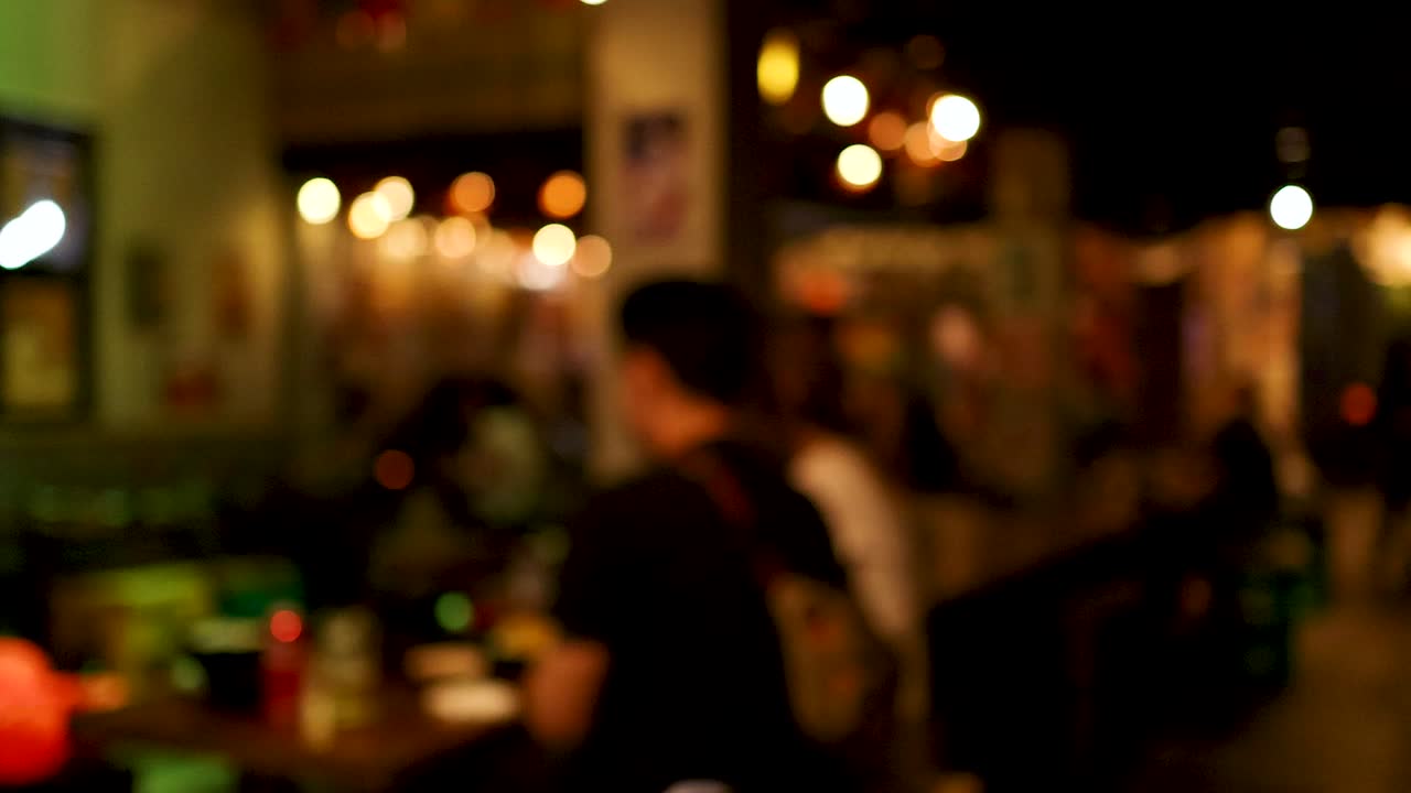 escenas borrosas de personas en un café vibrante