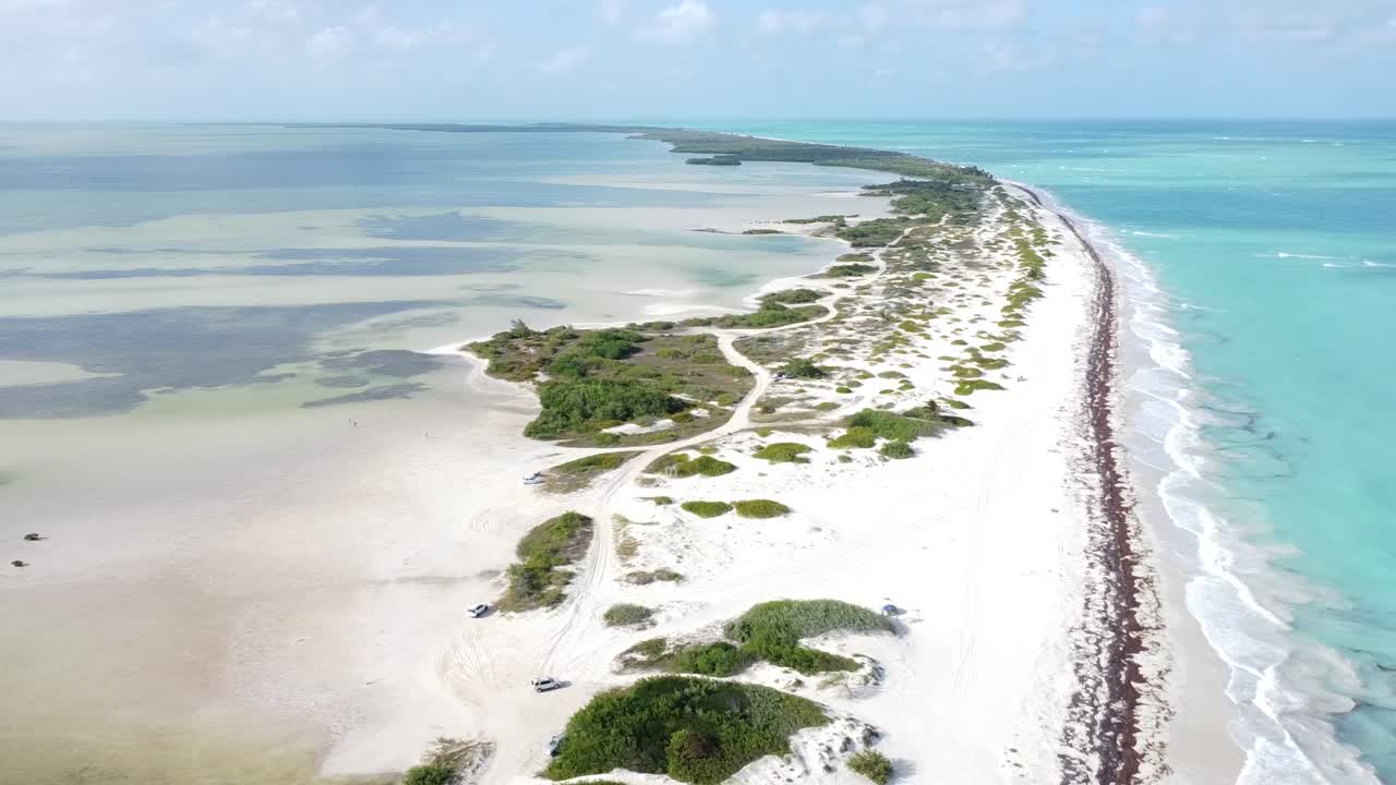 tour aéreo de las paradisíacas arenas blancas de la playa de isla blanca y el azul mar del caribe en cancún, méxico