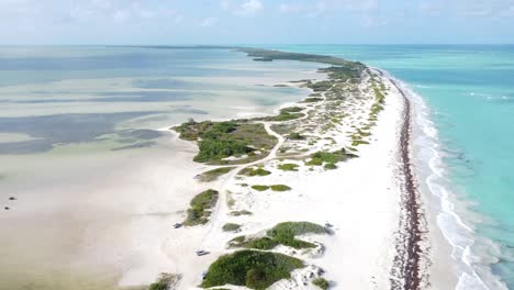 Recorrido-Aéreo-Por-Las-Paradisíacas-Arenas-Blancas-De-La-Playa-De-Isla-Blanca-Y-El-Azul-Del-Mar-Caribe-En-Cancún,-México