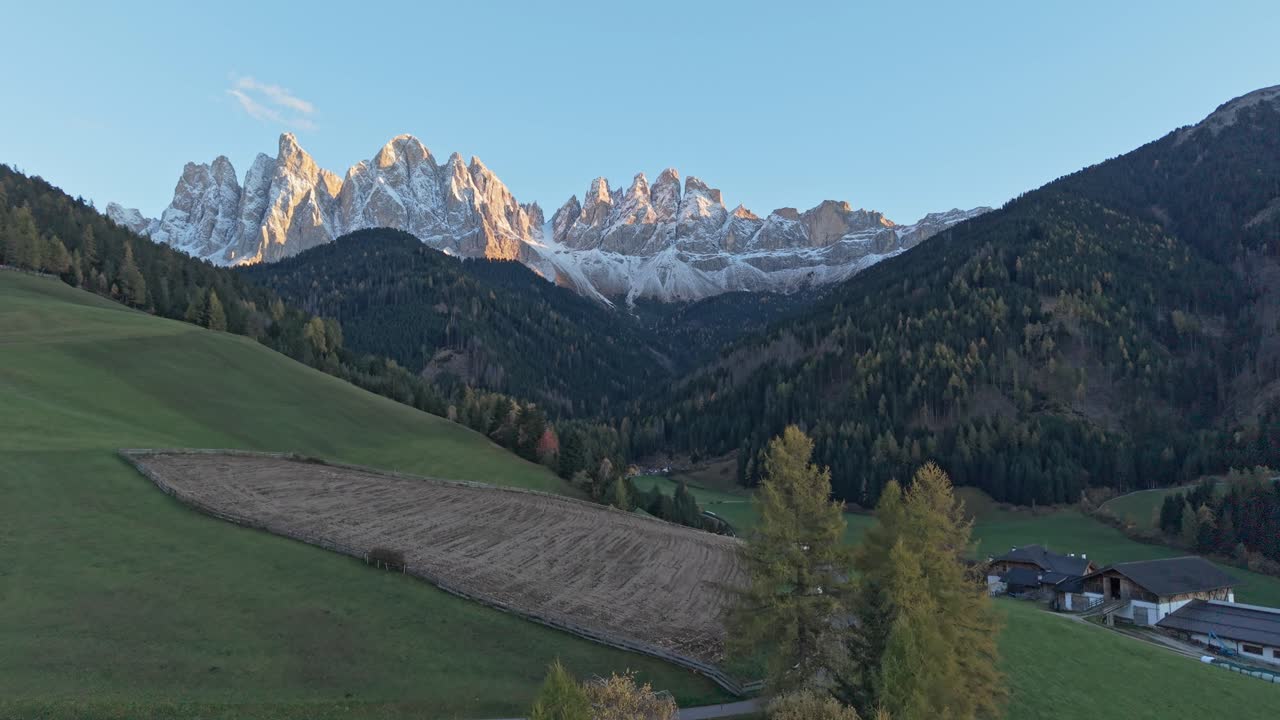 Luftfoto af berømt kirke i Val di Funes, Italien, ved den gyldne time