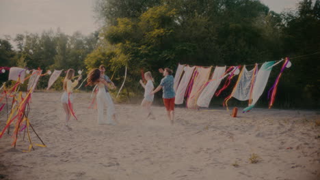 amigos jóvenes bailando bachata en la playa.
