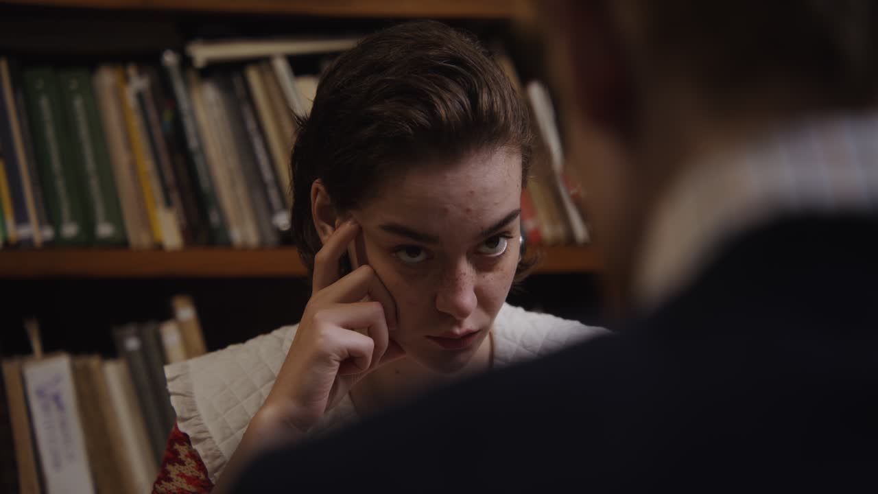 joven en una conversación en la biblioteca