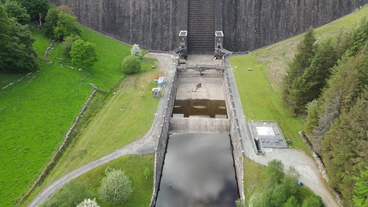 claerwen 댐 엘란 밸리 웨일즈 공중 상승 무인 항공기 영상