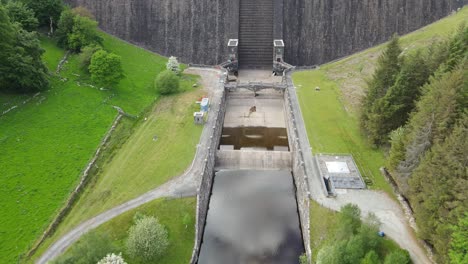 Claerwen-Dam-Elan-Valley-Wales-Aufsteigende-Drohnenaufnahmen-Aus-Der-Luft