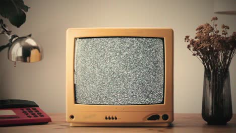tv retro, televisión vintage en una configuración nostálgica, una tv retro muestra grano en la pantalla, dispositivo aterrador de la noche de halloween bueno para la llave de croma y la pantalla verde. imágenes de alta calidad 4k