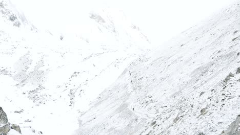 mochileros en el paso de larke en nepal, a 5100 m de altitud. área de senderismo del circuito de manaslu.