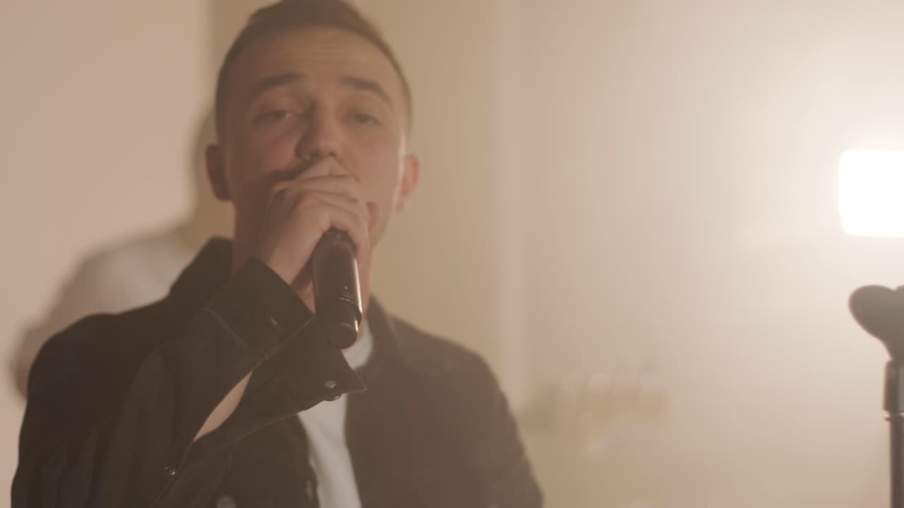 живое выступление группы с певцом, басистом, пианистом, барабанщиком и гитаристом