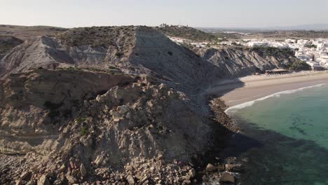 Vista-Aérea-De-La-Playa-De-Bandera-Azul-Y-Los-Acantilados-De-Praia-De-Burgau,-Burgau,-Portugal,-Plano-General