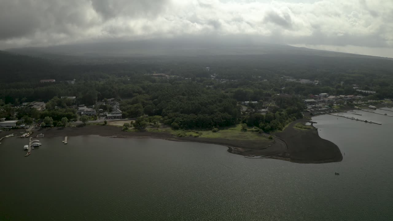 antena de drones sobre el lago yamanaka y el monte fuji, japón, asia