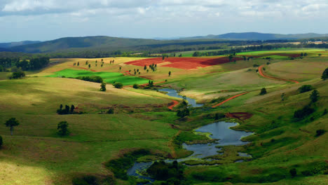 Paisaje-De-Coloridos-Campos-Y-Arroyos-En-La-Región-De-Las-Mesetas-De-Atherton,-Queensland,-Australia---Toma-Aérea-De-Drones