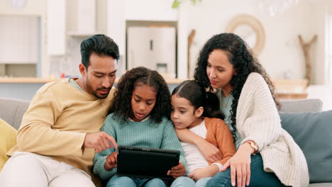 Padres,-Hijos-Y-Familia-Con-Una-Tableta-En-Casa