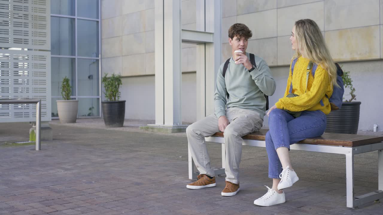Una pareja en un banco de la plaza: la mujer se acerca, se sienta a hablar; el hombre bebe café, mira la hora y se marcha.