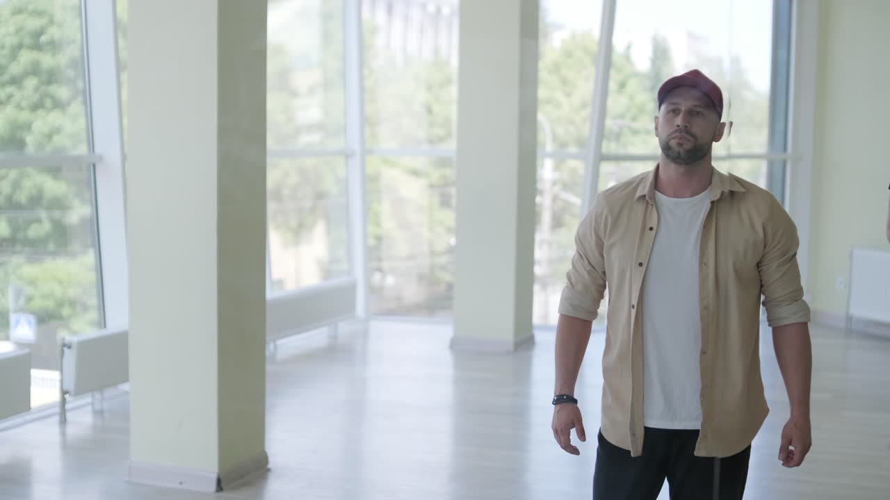 hombre bailando breakdance en un estudio moderno