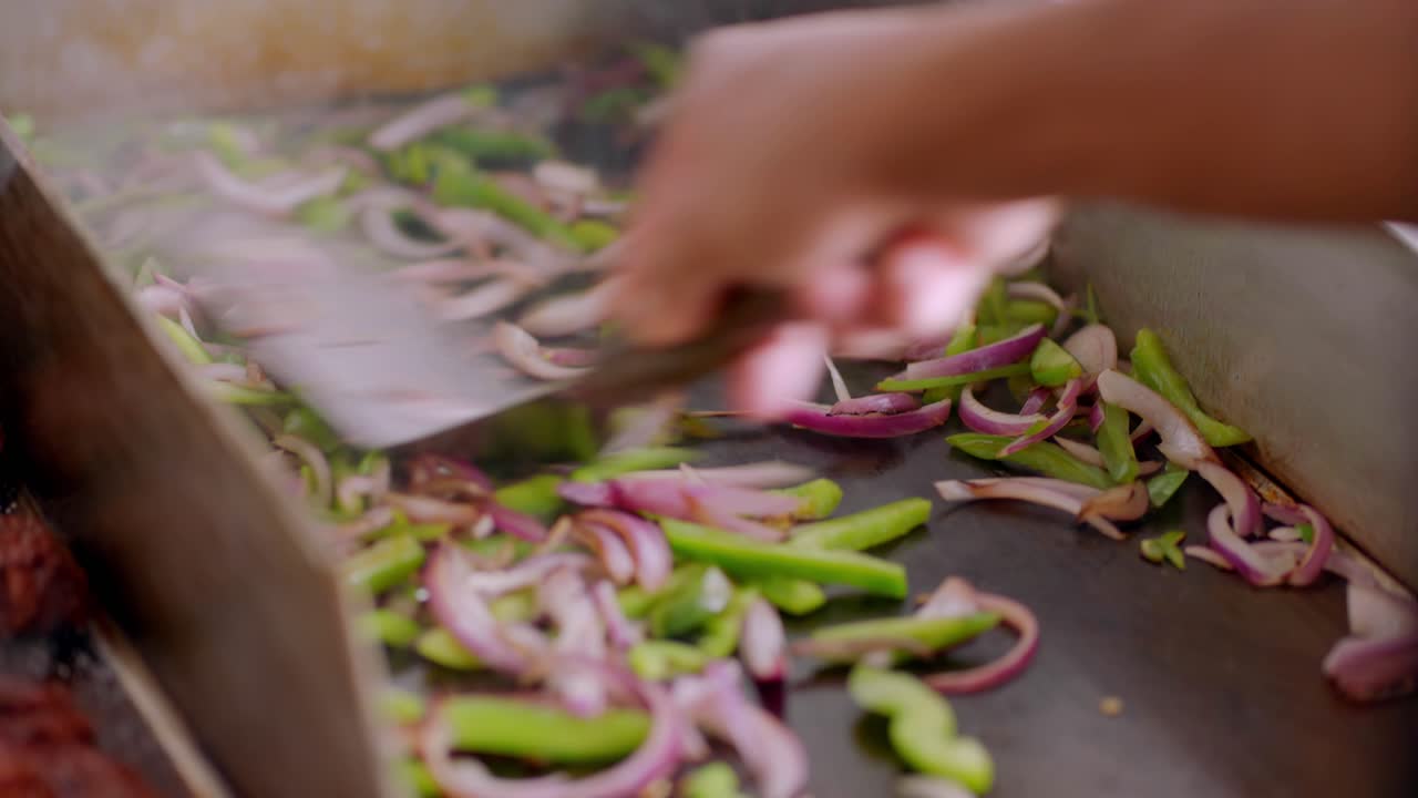 escena de la cocina del restaurante con verduras siendo cocinadas