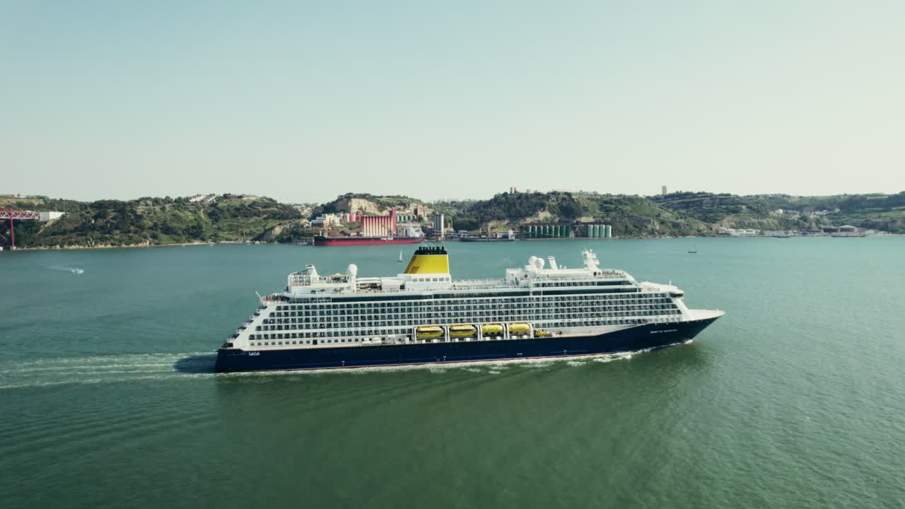 항구에 있는 크루즈 선박