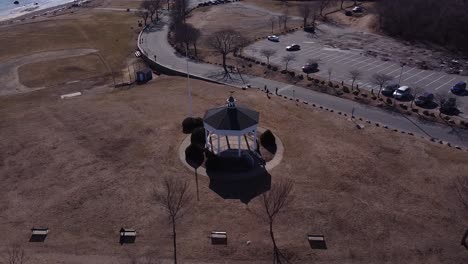 dando vueltas sobre el pabellón en stage fort park en gloucester, massachusetts