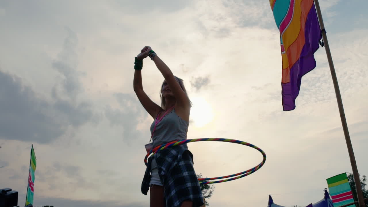Meisje hoelahoepend op een muziekfestival, slow motion