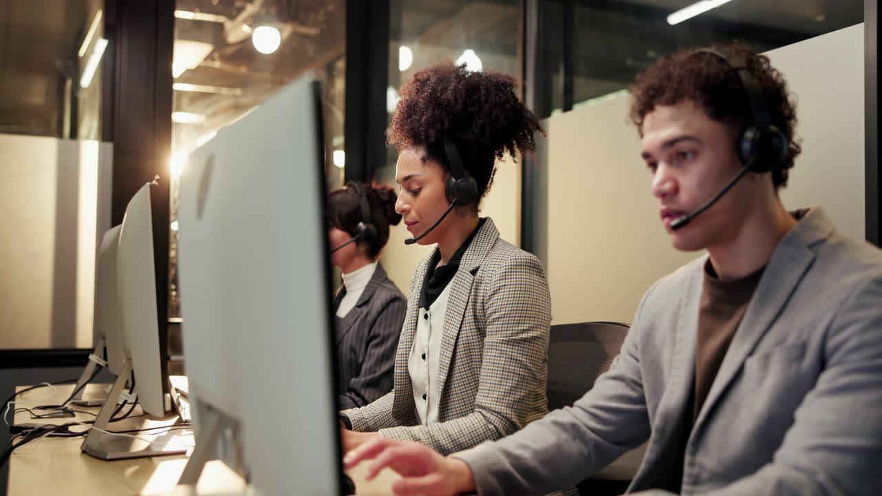 rappresentanti del servizio clienti che lavorano in un call center