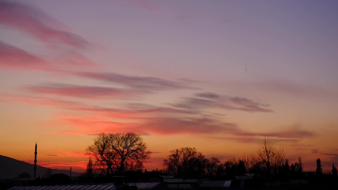 해가 지는 동안 웅장한 구름과 하늘에 반사되는 빛으로 부르사.