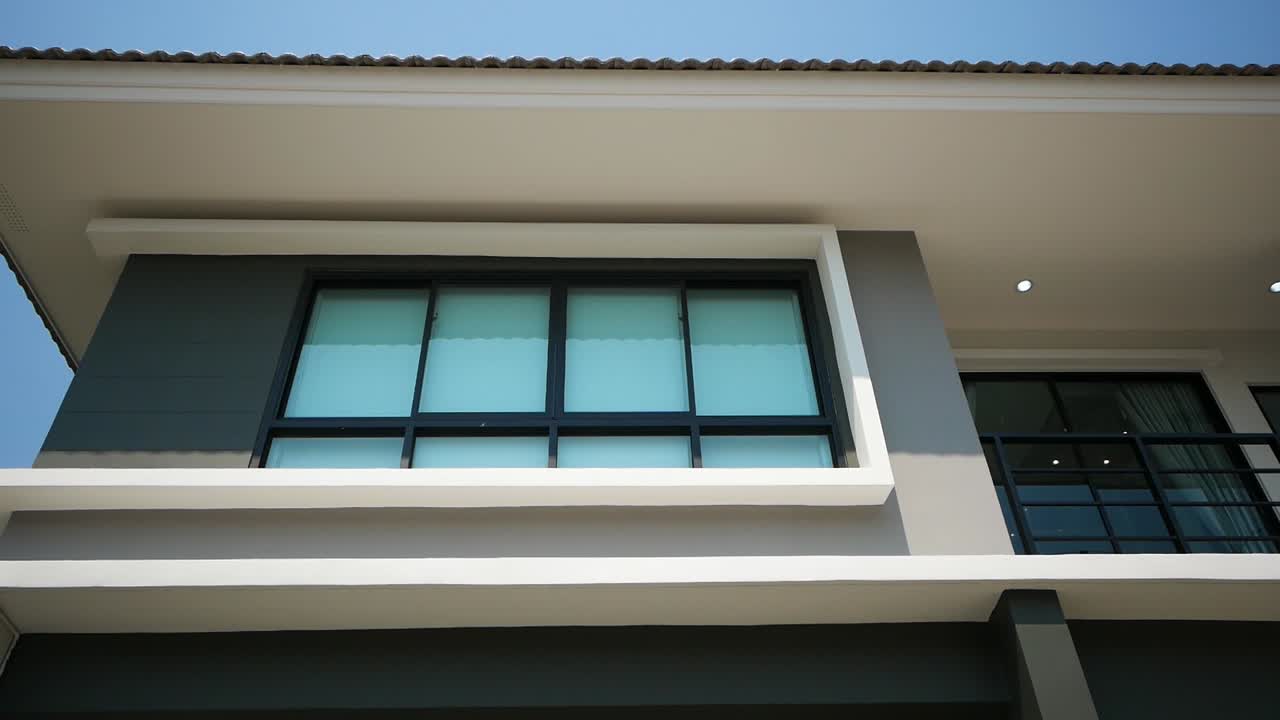 Diseño exterior moderno de casa en blanco y gris