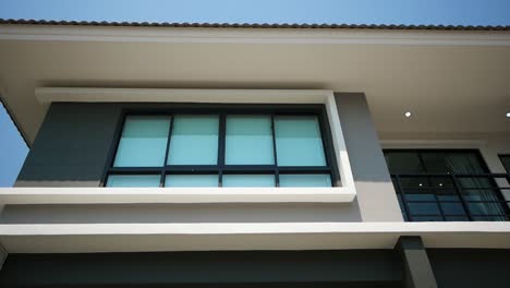 diseño exterior moderno de casa blanca y gris