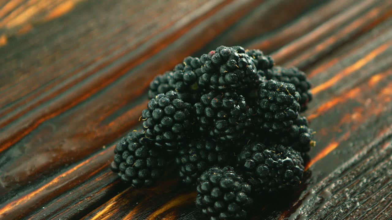 신선한 블랙베리의 빛나는 더미