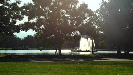 Gente-Caminando-En-El-Parque-De-La-Ciudad-De-Denver