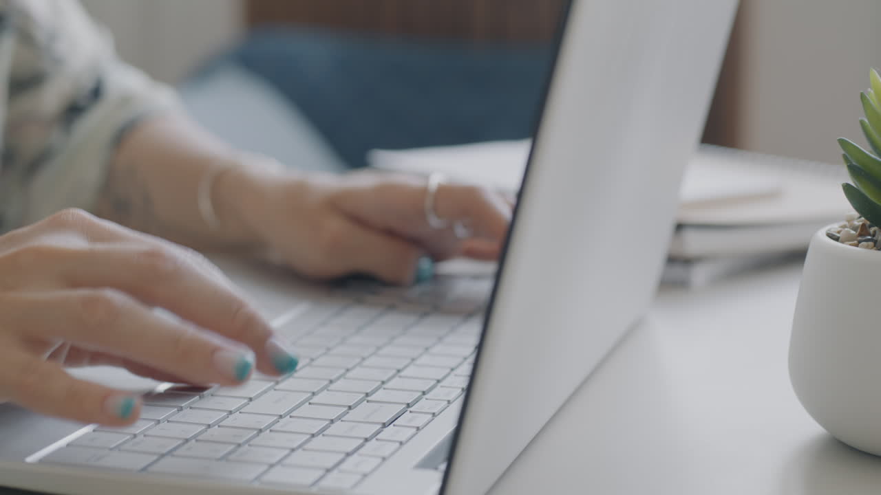 Mujer que trabaja en la computadora portátil