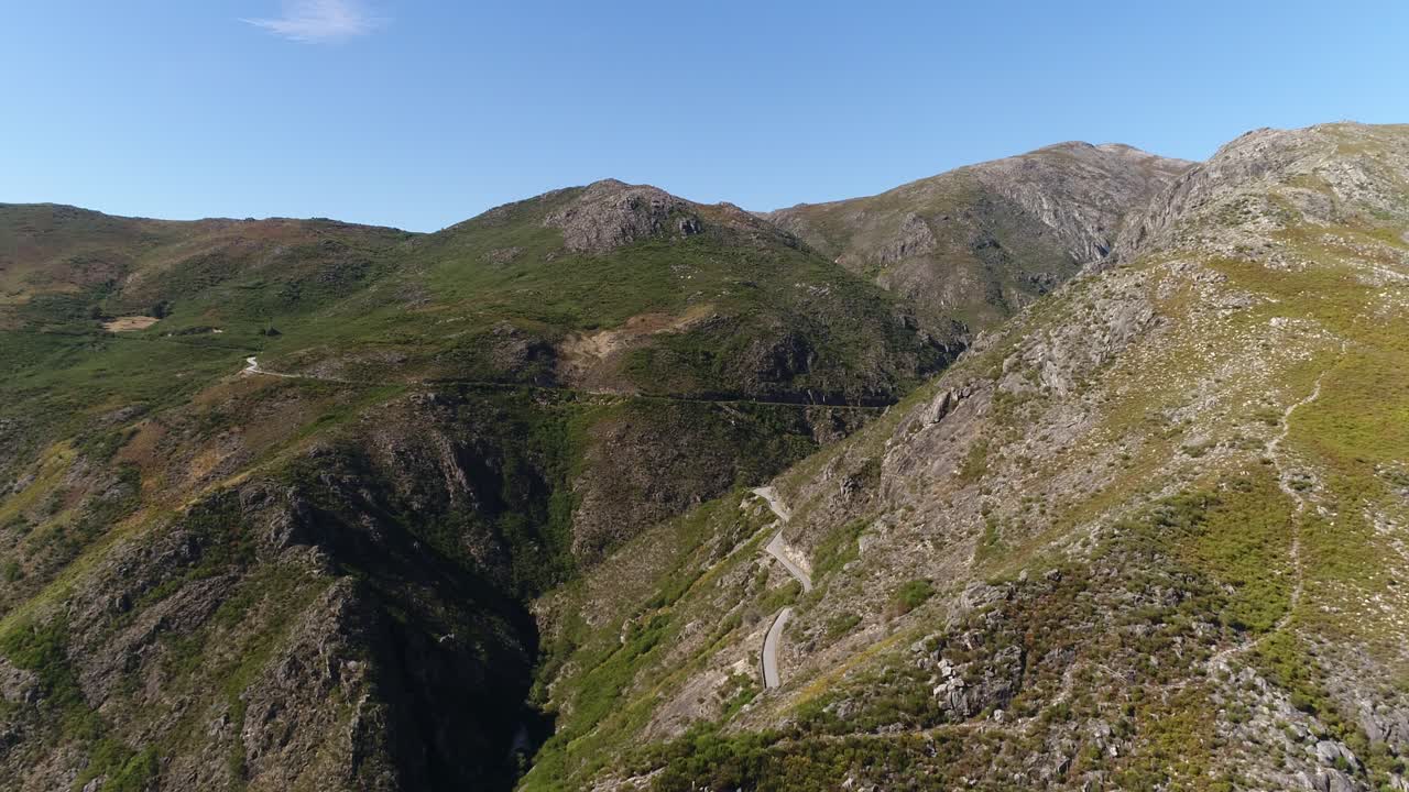 vista aérea de las montañas en el cielo azul