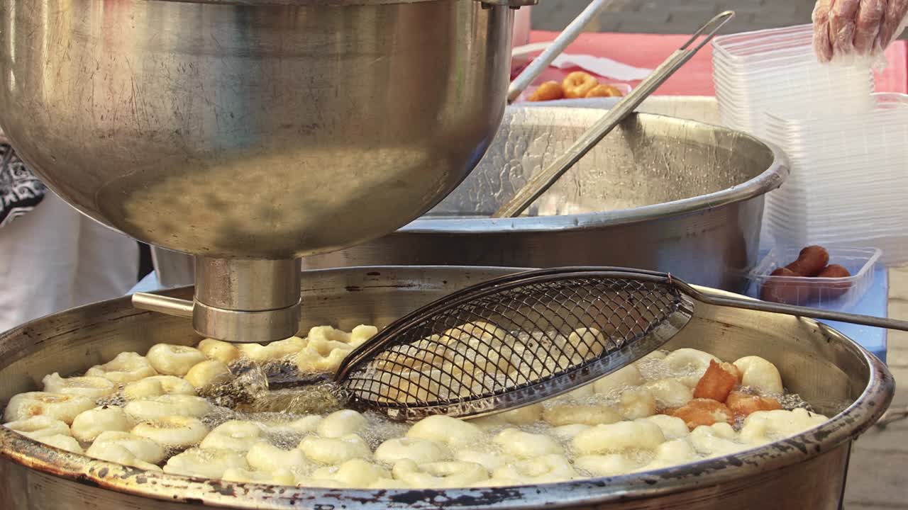 이 달한 긴 조각은 터키의 전통적인 거리 디저트입니다.