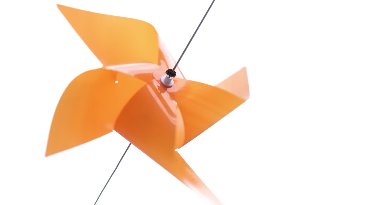 주황색 플라스틱 바람개비는 바람이 불면 회전합니다.