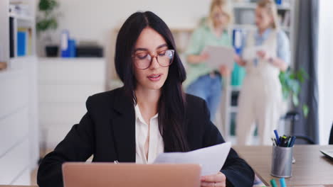 contable confiado que trabaja en una oficina de contabilidad