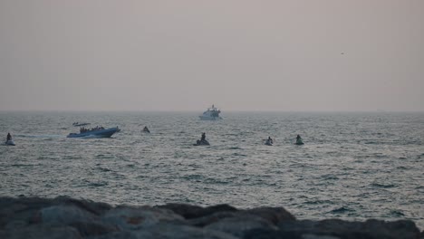 los turistas disfrutan de los deportes acuáticos en dubai