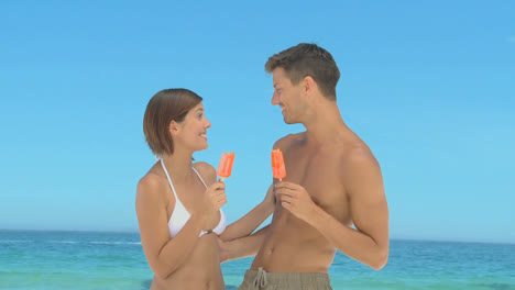 Atractiva-Pareja-Comiendo-Helados-De-Agua.