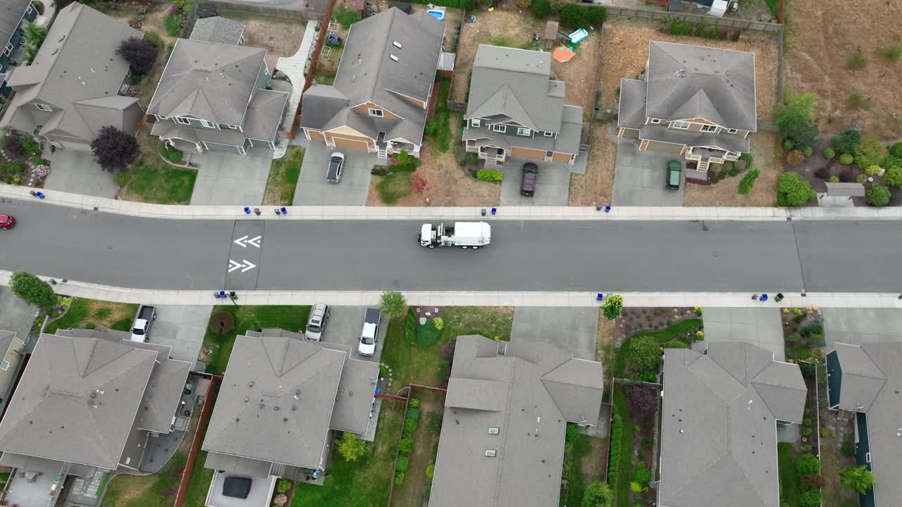 toma aérea de la conducción de un vehículo de las instalaciones de residuos